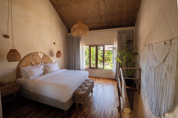 Minibar, caja de seguridad en la habitación y decoración personalizada