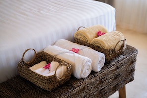 Minibar, caja de seguridad en la habitación y decoración personalizada