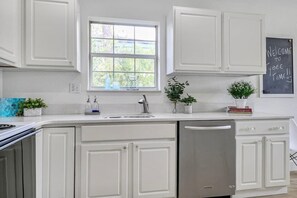 Fridge, microwave, oven, stovetop - Introducing: Budget-friendly Jasmine Loft for 6! (Tybee Island)