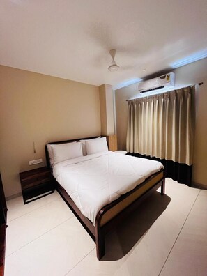 Familierom, 1 soverom, byutsikt | Safe på rommet, skrivebord og skrivebord for bærbar PC