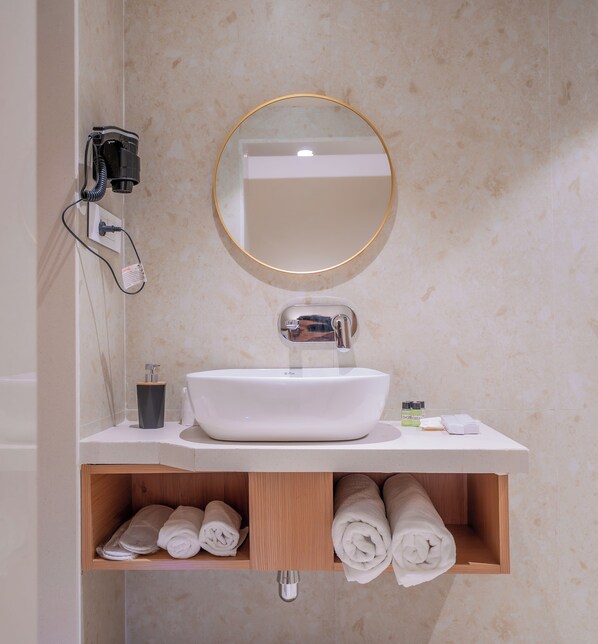 Premium Room, 1 Double Bed | Bathroom | Towels