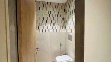 Deluxe Room, 1 Double Bed, City View | Bathroom