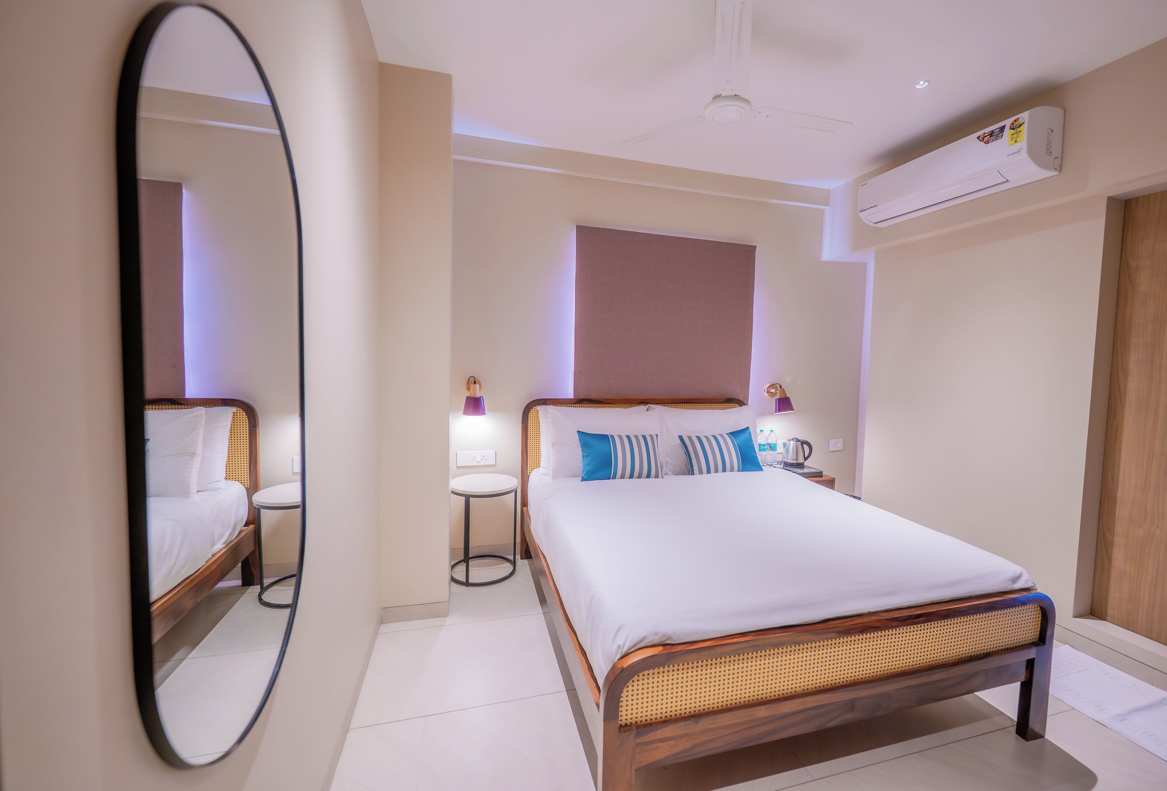 خزنة داخل الغرفة ومكتب ومساحة عمل للكمبيوتر المحمول ومكواة/لوح كي