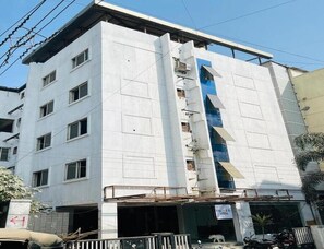 Safe på rommet, skrivebord og skrivebord for bærbar PC