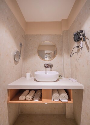 Premium Room, 1 Double Bed | Bathroom | Towels