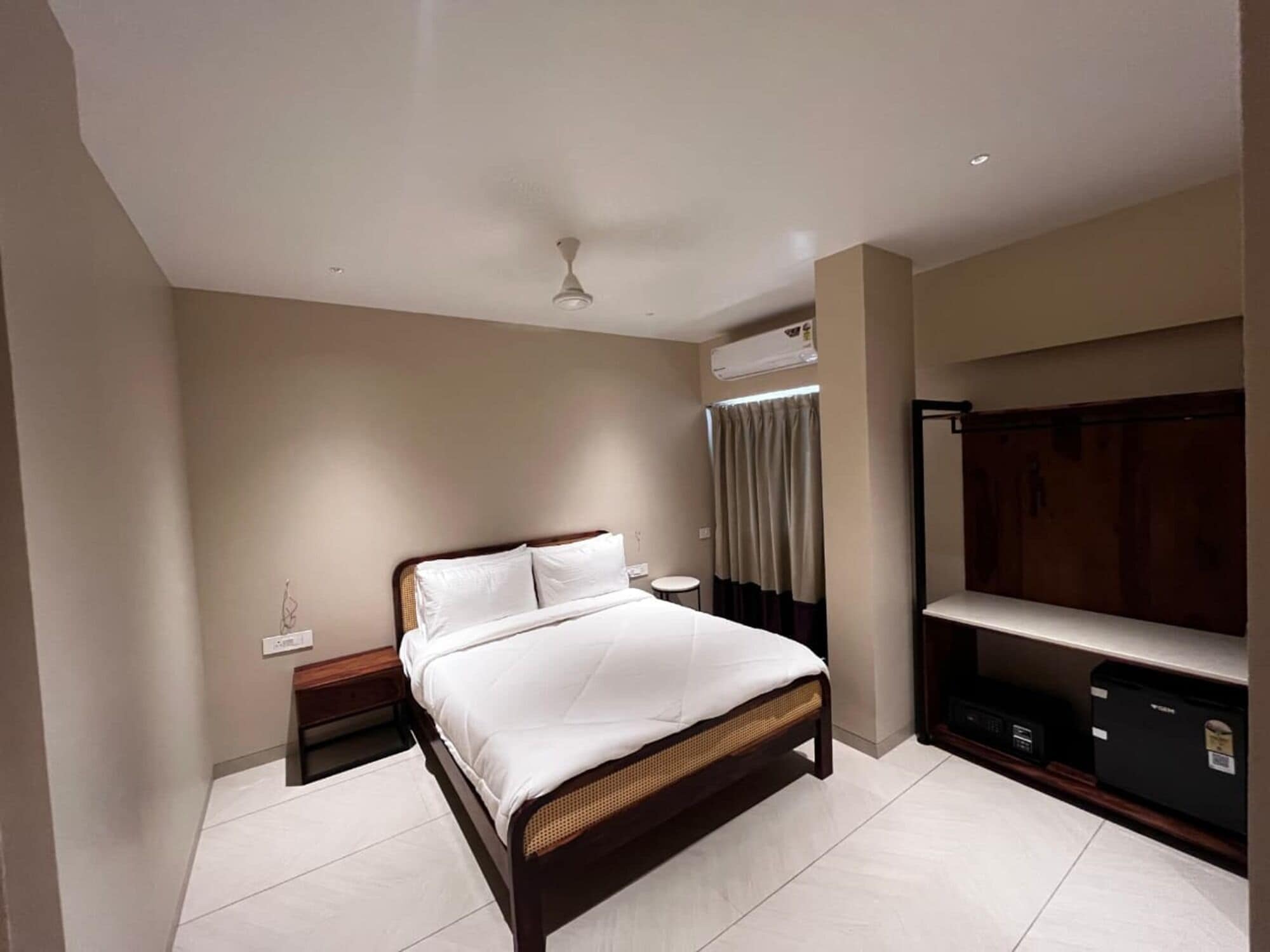 Deluxe Room, 1 Double Bed, City View | In-room safe, desk, laptop workspace, iron/ironing board