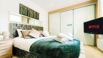 1 Schlafzimmer, Schreibtisch, Bügeleisen/Bügelbrett, Reisekinderbett