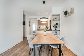 Apartment, 2 Bedrooms, Kitchen, City View | In-room dining