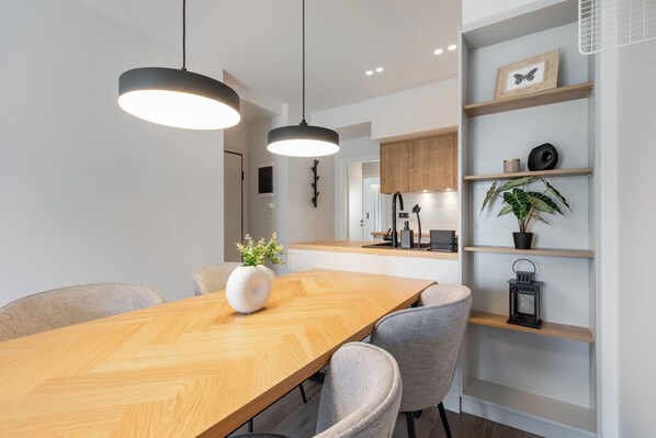 Apartment, 2 Bedrooms, Kitchen, City View | In-room dining