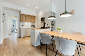 Appartement, 2 chambres, cuisine, vue ville | Restauration dans la chambre