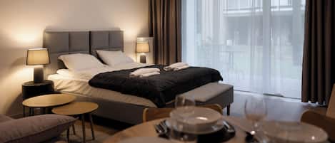 Studio (7B) | Living area | Flat-screen TV