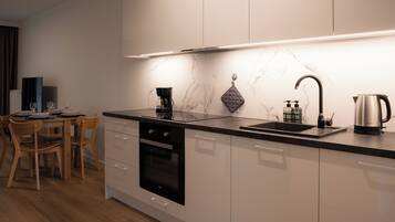 Monolocale (7B) | Cucina privata | Frigorifero, piano cottura, bollitore elettrico