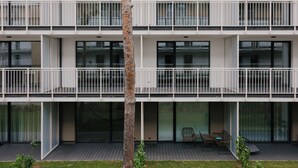 A modern multi-story building with balconies, large windows, and a flat roof. - Apartamenty Sun & Snow Nadmorska Florina (Leba)