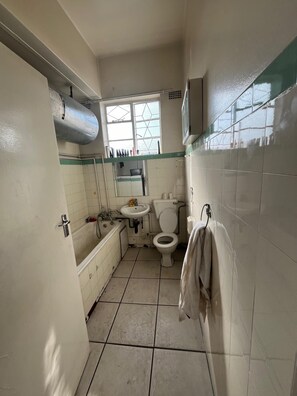 Toilet paper - Enjoyable 2-bedroom apartment with AC in vibrant Johannesburg (Johannesburg)