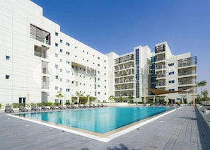 Una piscina al aire libre
