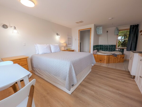 Honeymoon Cottage | Jetted bathtub