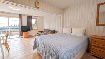 Classic Studio Suite, 1 Queen Bed, Kitchen