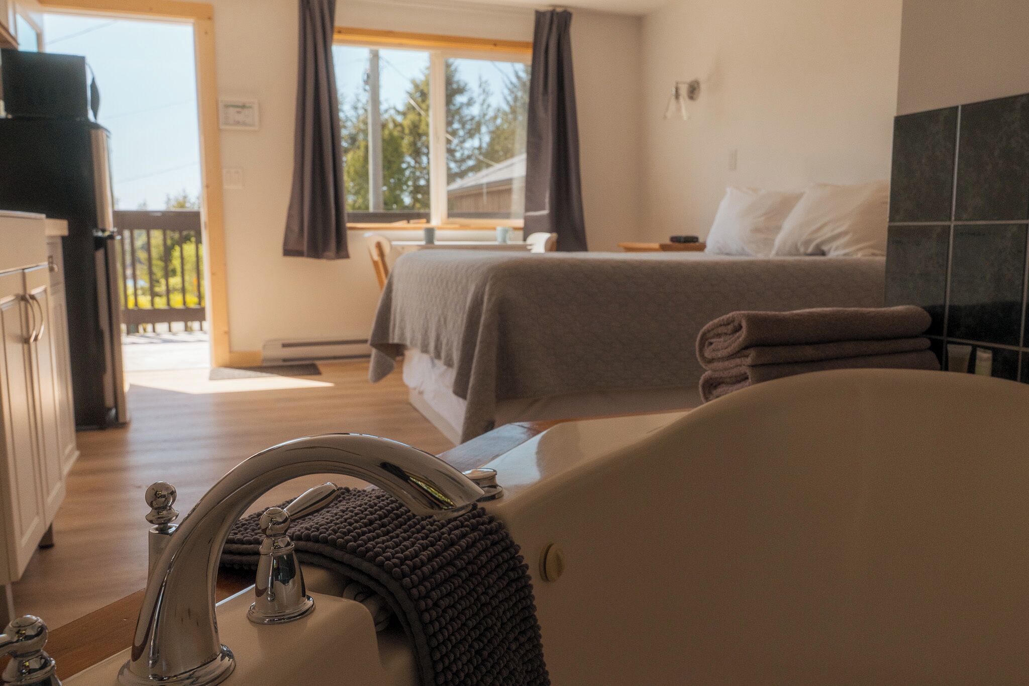 Oceanview Jacuzzi Suite | Aire de séjour | Téléviseur à DEL, services de diffusion en continu, imprimante