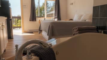 Oceanview Jacuzzi Suite | Area soggiorno | TV LED 32 pollici con canali digitali, servizi in streaming, stampante