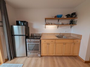 One Bedroom with Oceanview | Cozinha privada | Cafeteira/chaleira, chaleira elétrica, mesas de jantar