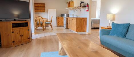 Signature-mökki | Yksityinen keittiö | Täysikokoinen jääkaappi, mikroaaltouuni, kahvin-/teenkeitin, vedenkeitin