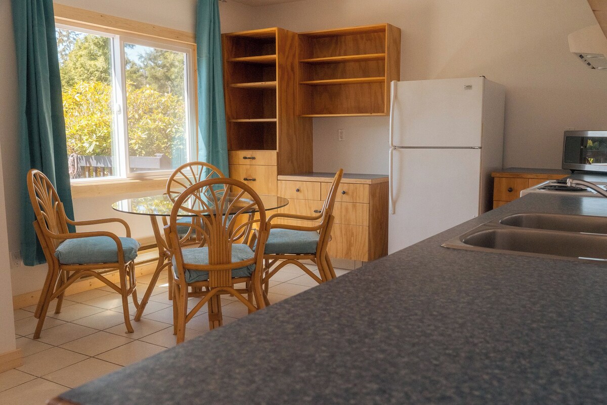Private kitchen | Coffee/tea maker, full-size fridge, microwave, electric kettle