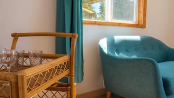 Oceanview Two Bedroom Cottage | Salle de séjour | Télévision LED, services de streaming, imprimantes
