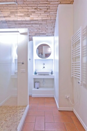 Sèche-cheveux, serviettes fournies, savon, papier toilette