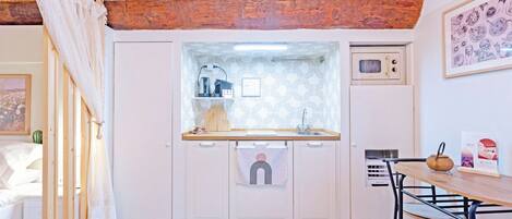 1 habitación, tabla de planchar con plancha, wifi y ropa de cama