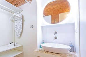 Sèche-cheveux, serviettes fournies, savon, papier toilette