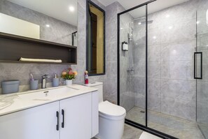 Shower, bidet, towels, soap - Elegant 1 bedroom apartment with an infinity pool (Nairobi)