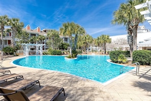 A heated pool - July 4-11 Now Open* Walk to Baytowne*Tropical Pool Grill Beach Access* Tram* Gym (Miramar Beach)