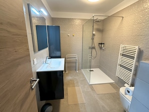 Haartrockner, Handtücher, Toilettenpapier