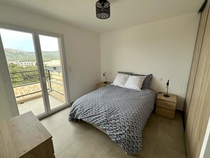 1 bedroom, iron/ironing board, bed sheets - Apartment 2/4 pers with terrace SEA VIEW, air-conditioned, private parking Near port (Porto-Vecchio)