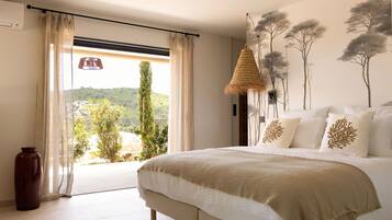 Suite Deluxe, accessible aux personnes à mobilité réduite, salle de bains attenante (piscine privée) | Minibar, coffres-forts dans les chambres, chambres insonorisées