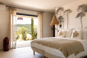 Suite Deluxe, accesible para personas con discapacidad, baño privado (piscine privée) | Colchones con acolchado adicional, minibar, caja fuerte y wifi gratis