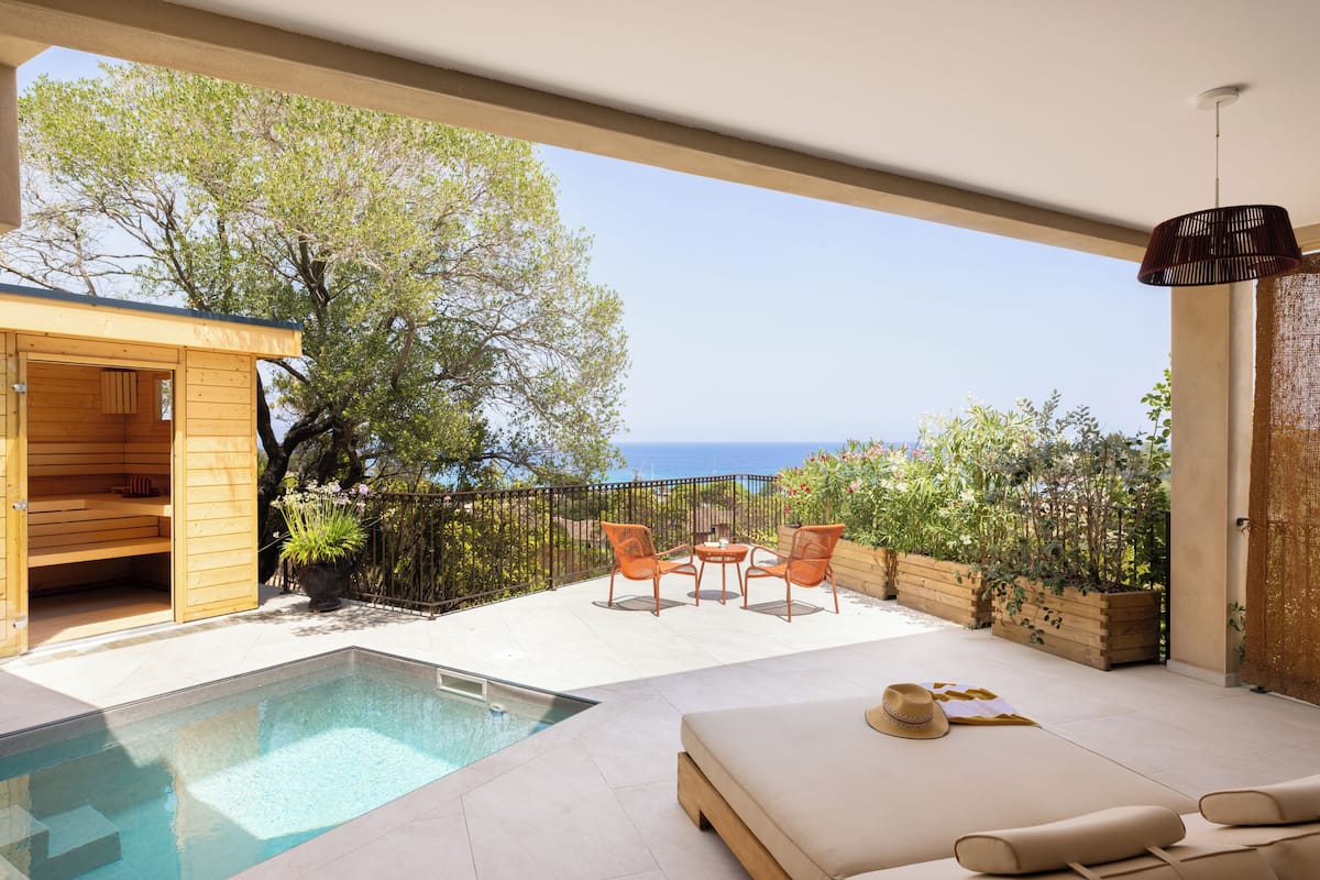Suite Deluxe, con acceso para personas discapacitadas (sauna et piscine privée ) | Camas con pillow-top, minibar y caja de seguridad en la habitación