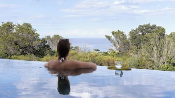 Classic Suite, Ensuite, Sea View (piscine privée) | Pillowtop beds, minibar, in-room safe, free WiFi