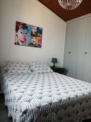 1 soverom og strykejern/-brett