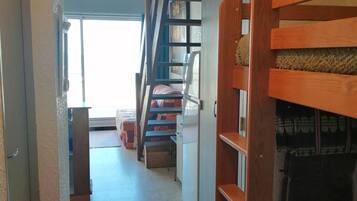 1 slaapkamer, een strijkplank/strijkijzer