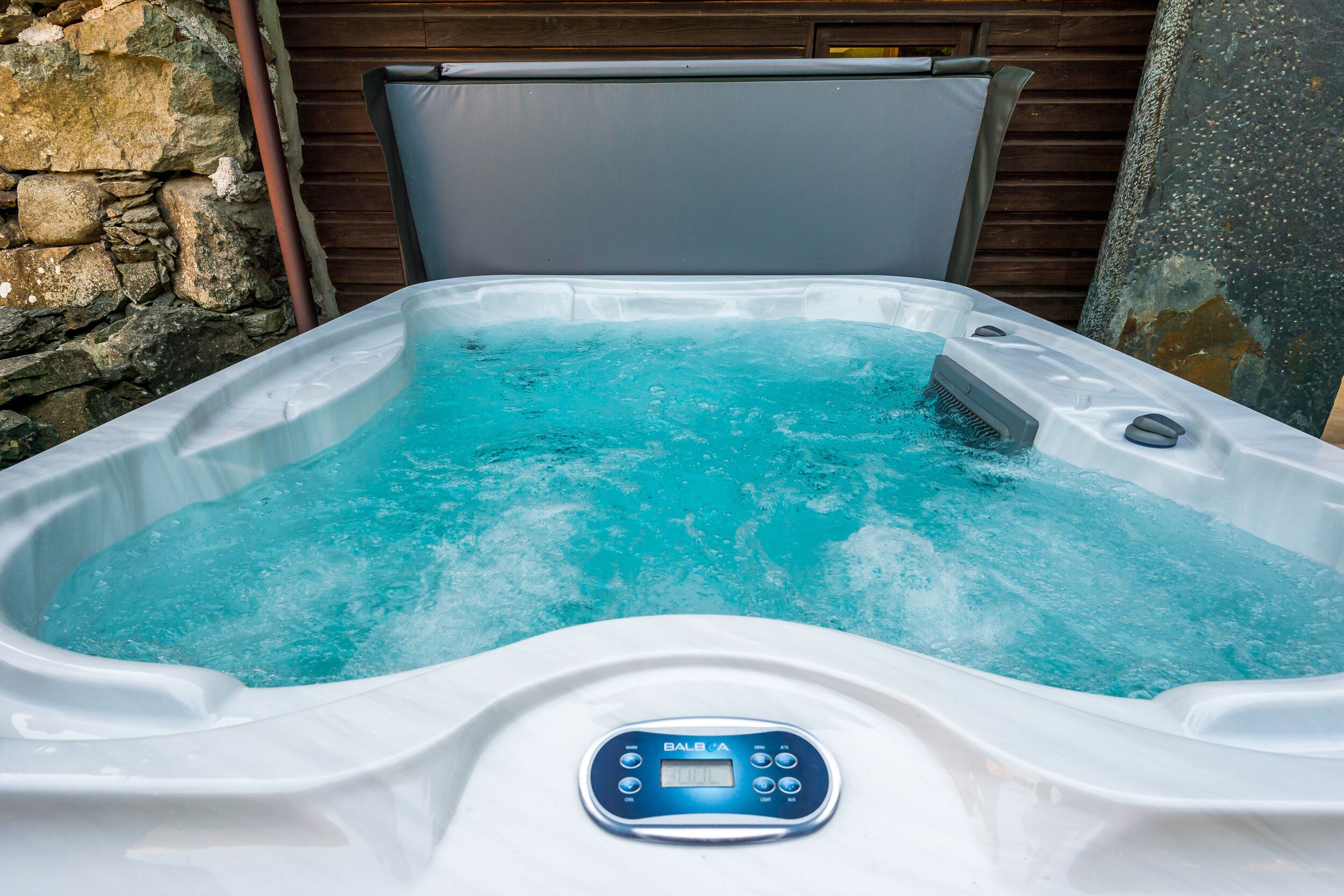 Cottage | Outdoor spa tub