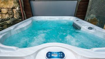 Cottage | Outdoor spa tub