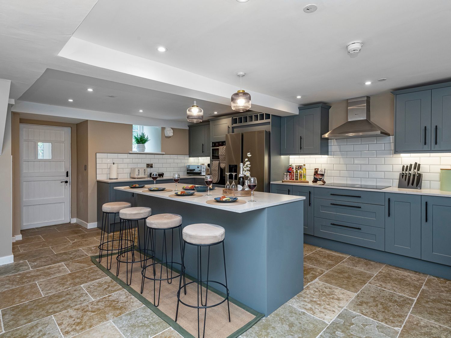 Een vaatwasser, kookgerei, borden en bestek