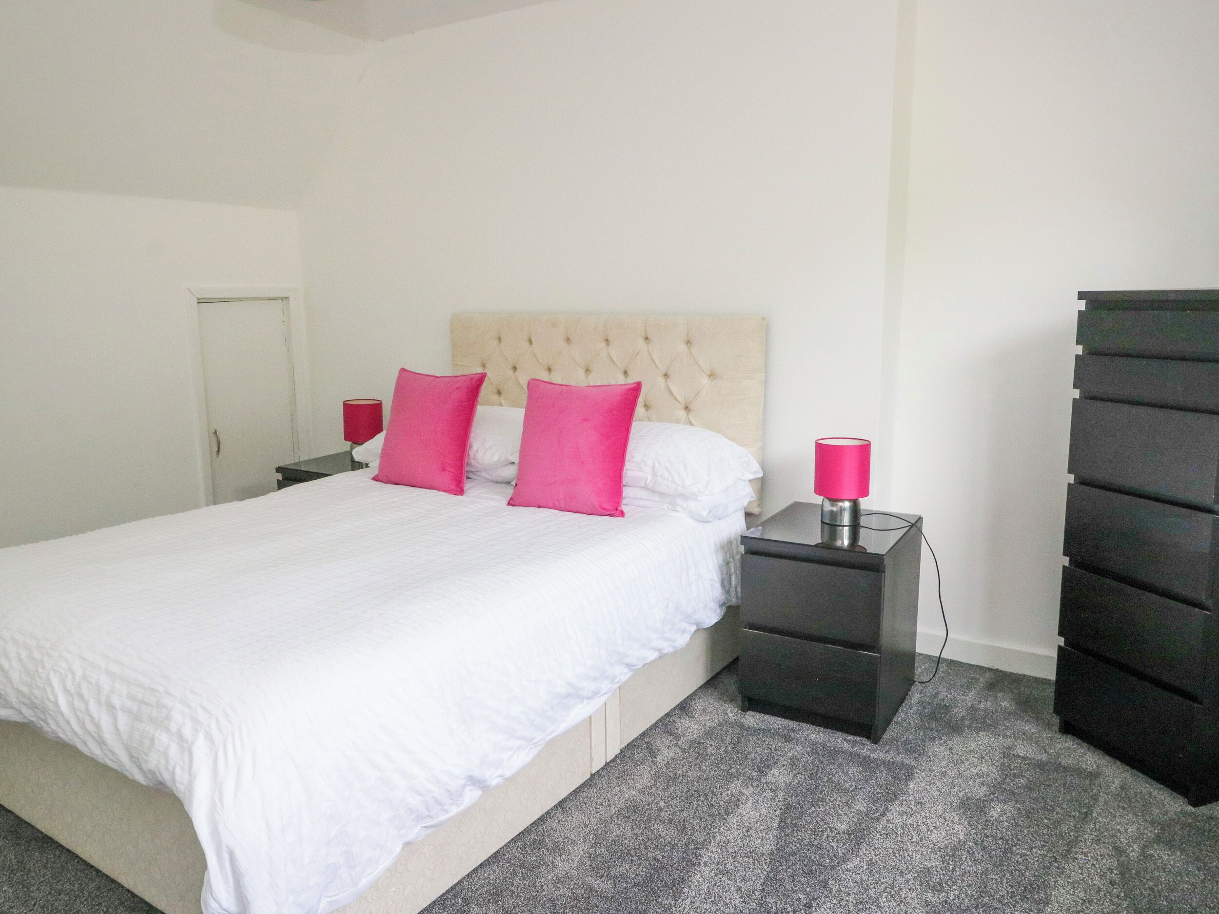 3 عدّة غرف نوم وبديكورات فريدة لكل غرفة وطراز فريد لكل وحدة