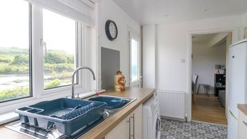 Cookware/dishes/utensils