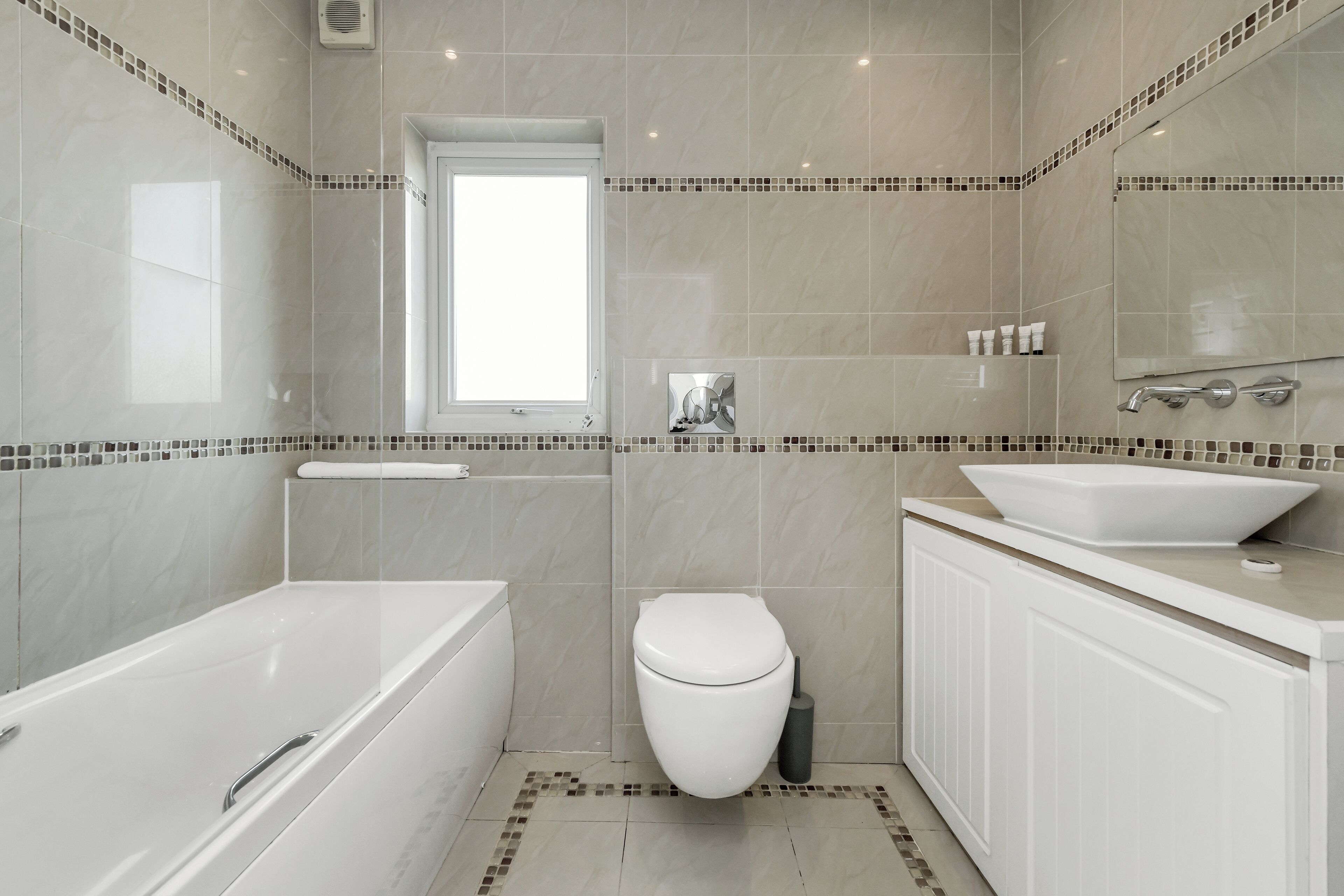 House | Bathroom | Combined shower/bathtub, free toiletries, towels, soap