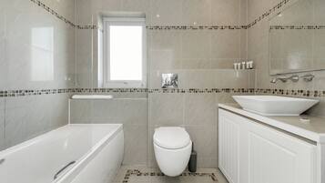 House | Bathroom | Combined shower/bathtub, free toiletries, towels, soap