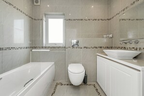 House | Bathroom | Combined shower/bathtub, free toiletries, towels, soap - Hillside House (Nottingham)