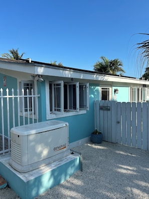 Property grounds - 2-bedroom house in Nassau near downtown and the beach with Wi-Fi and AC (Nassau)