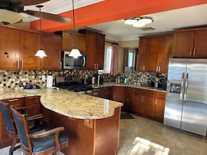 Microwave, oven, stovetop, dishwasher - 2-bedroom house in Nassau near downtown and the beach with Wi-Fi and AC (Nassau)